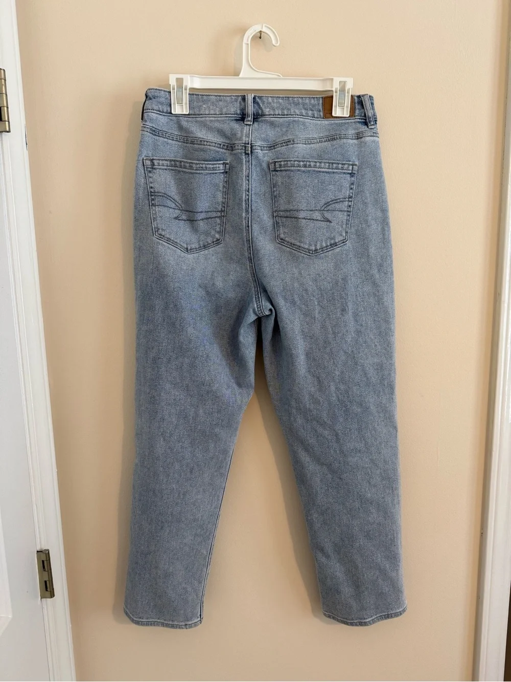 American Eagle Outfitters Light Wash Mom Straight Jeans Women’s 10 Short
